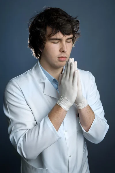 祈りの手袋の若い医者 — ストック写真