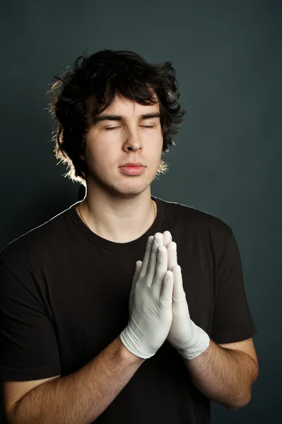 Mladý muž se modlí sám — Stock fotografie