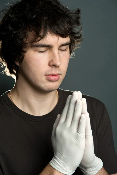 Een jonge man alleen bidden — Stockfoto