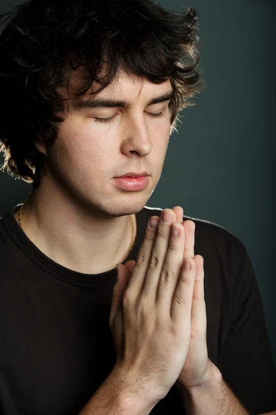 Un giovane che prega da solo — Foto Stock