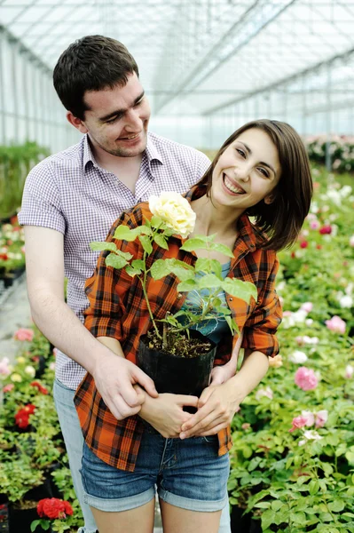 Una giovane coppia con un vaso di fiori — Foto Stock