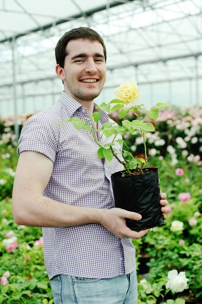 Onun elinde çiçek olan bir adam — Stok fotoğraf