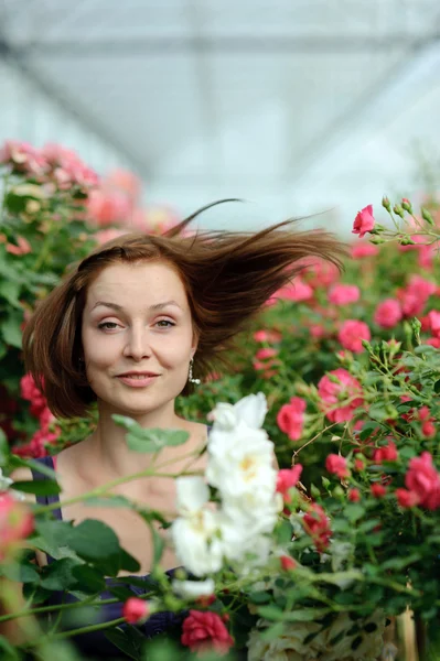 Eine junge Dame im Garten — Stockfoto