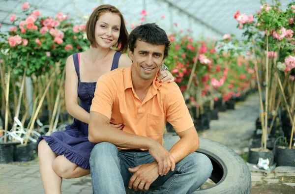 A young couple with a flower — Stock Photo, Image