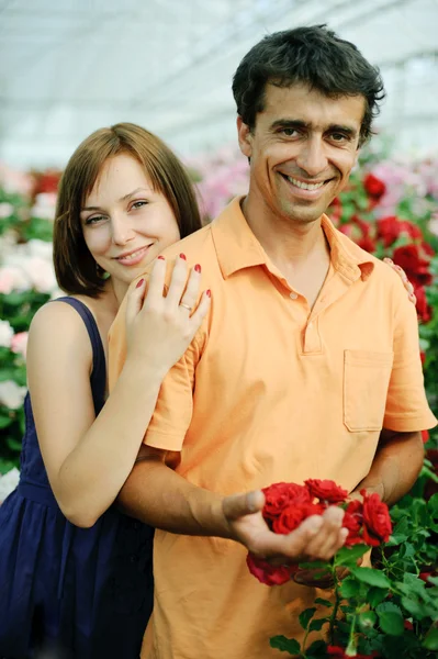 一对年轻夫妇有一朵花 — 图库照片