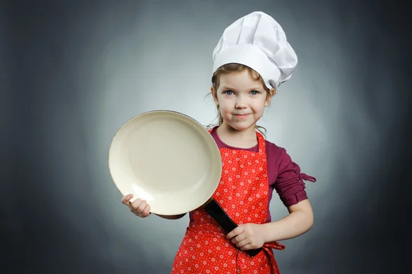 Una niña en sombrero blanco con sartén — Foto de Stock