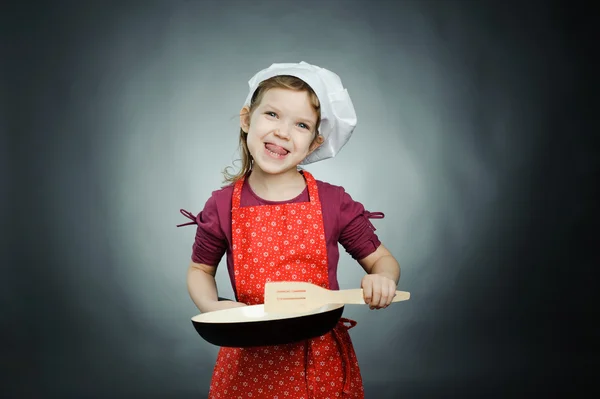 Маленька дівчинка в білому капелюсі зі сковородою — стокове фото