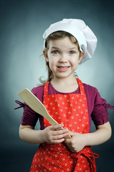 Een schattig meisje in witte hoed met een schouderblad — Stockfoto
