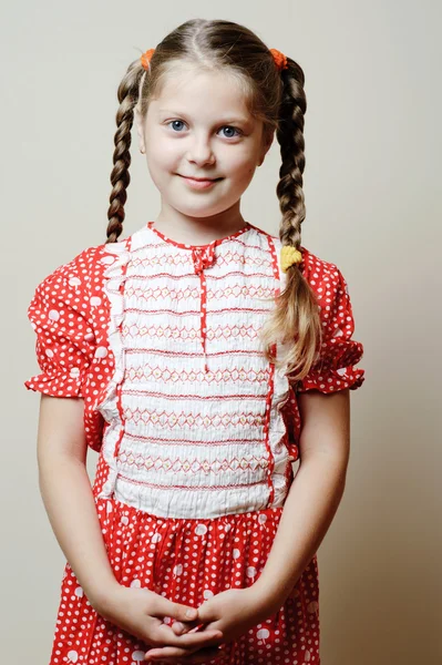 Trevlig liten tjej i en klänning — Stockfoto