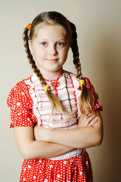 Fin lille pige i en kjole - Stock-foto