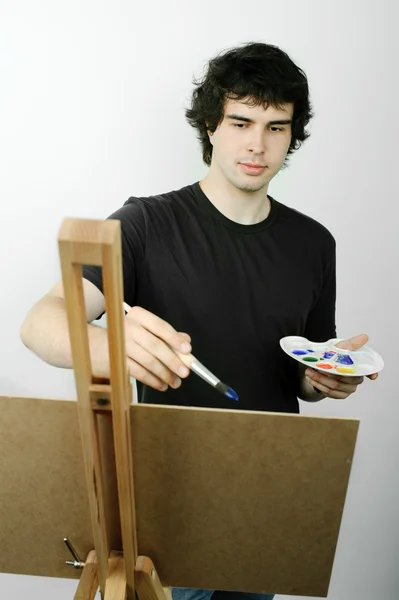 Ein junger Mann zeichnet ein Bild — Stockfoto