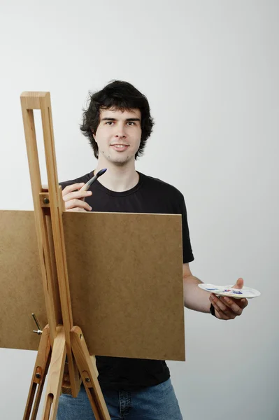 Um jovem desenhando um quadro — Fotografia de Stock