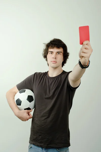 Un arbitre montrant un carton rouge — Photo