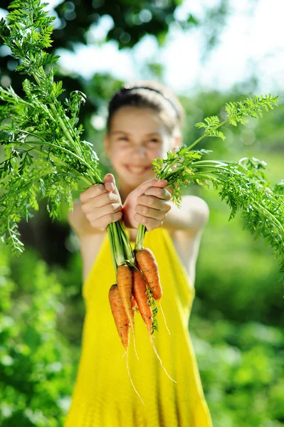 Fille aux carottes — Photo