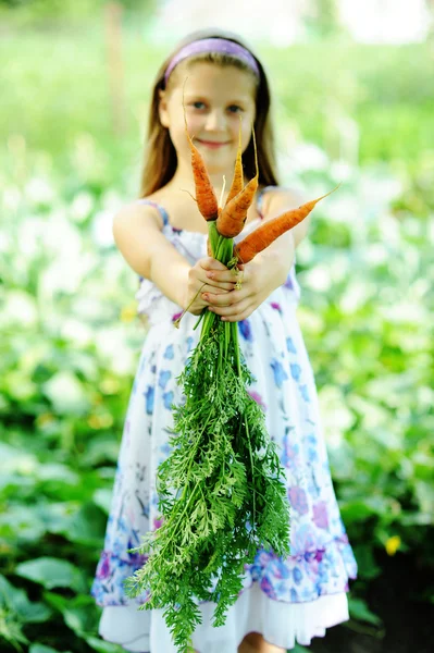 Mädchen mit Karotten — Stockfoto