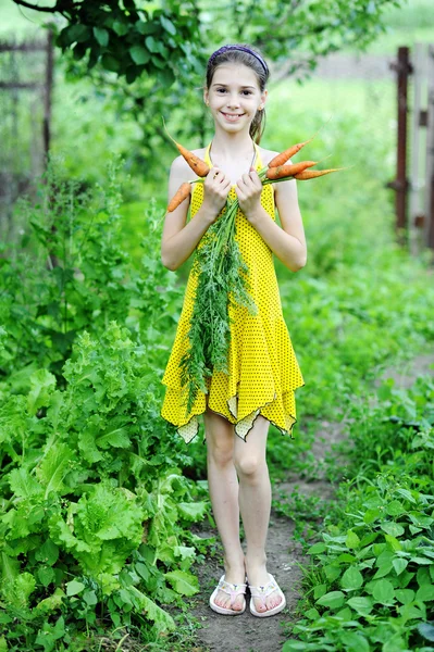 Dziewczyna z marchewką — Zdjęcie stockowe