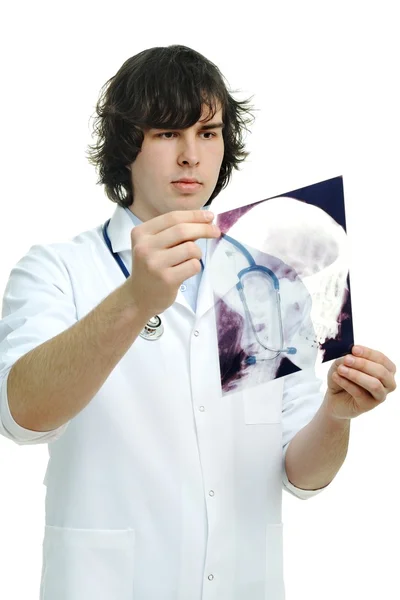 Молодий лікар дивиться на рентгенівський знімок — стокове фото