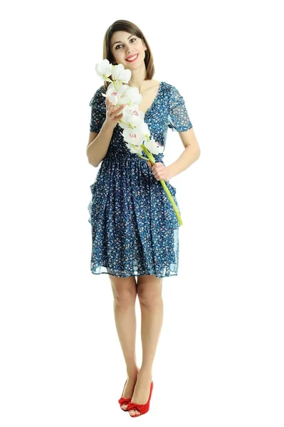 Eine junge schöne Frau mit Blumen — Stockfoto