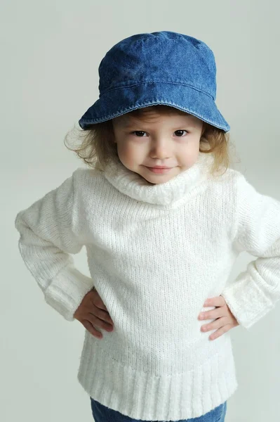 Holčička v modrém klobouku a bílou klisnu — Stock fotografie