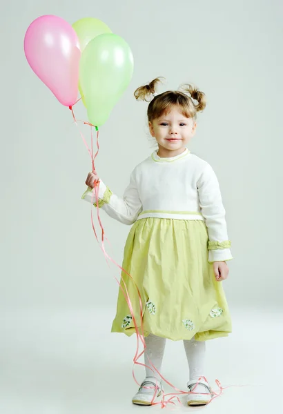 Un retrato de una niña bonita con tres globos —  Fotos de Stock