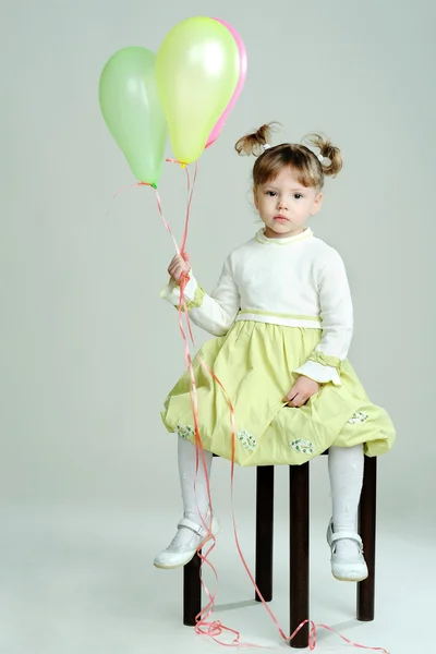 Porträt eines netten kleinen Mädchens mit drei Luftballons — Stockfoto
