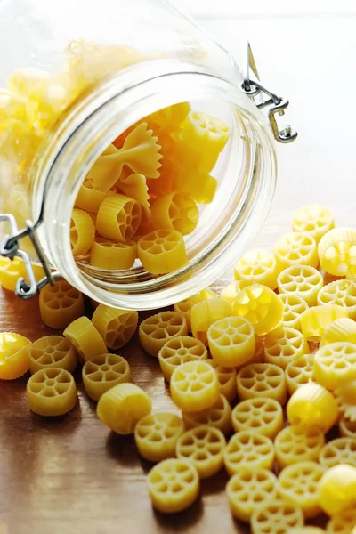 Gele pasta op de keukentafel — Stockfoto