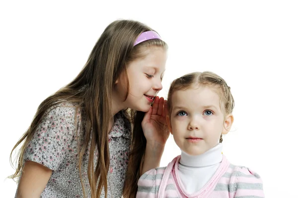 Een meisje vertelt een geheim aan haar zuster — Stockfoto