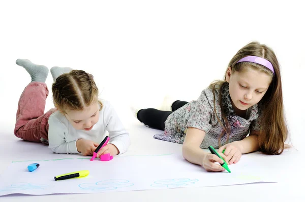 Twee kleine zusters tekenen samen — Stockfoto