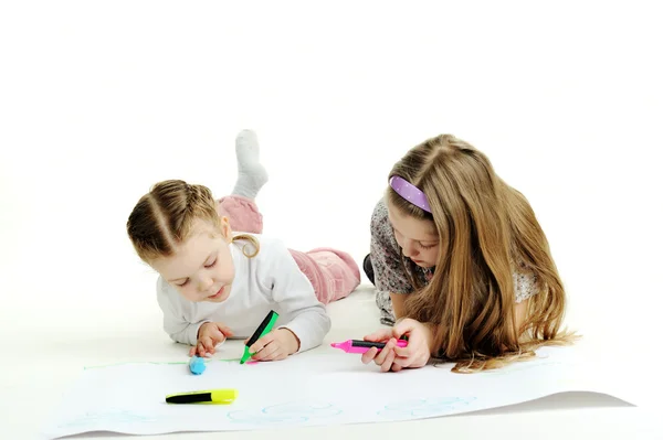 Iki küçük kız birlikte çizim — Stok fotoğraf