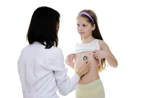 En liten flicka som blir lyssnad av en läkare — Stockfoto