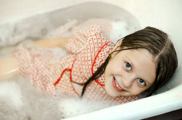 Fille drôle dans un bain — Photo