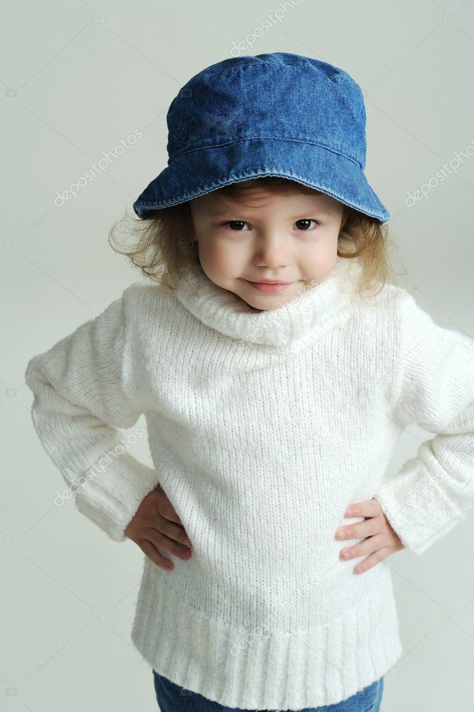 Una niña con un sombrero azul y un jersey blanco: fotografía de stock ©  velkol #9363255