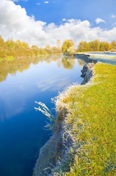 Jesienią rzeka — Zdjęcie stockowe