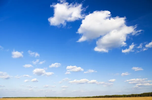 Cieli e nuvole blu — Foto Stock