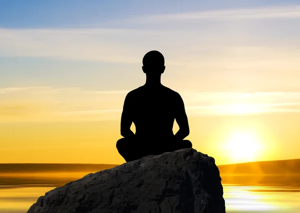 Під час заходу сонця медитації — стокове фото