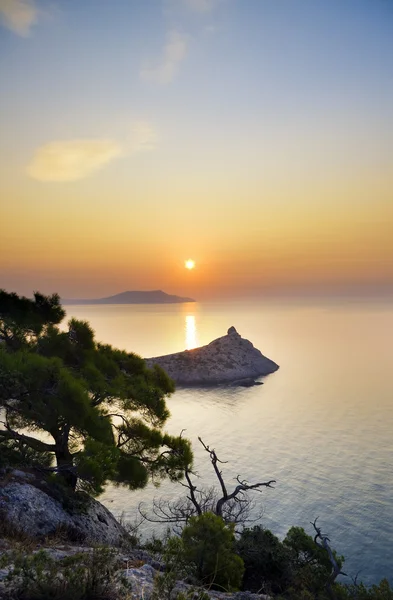 Denizin üzerinde yükselen güneş — Stok fotoğraf