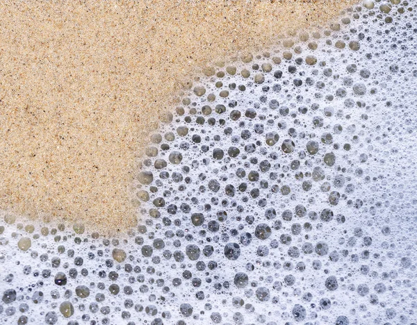 Lautan busa di pantai pasir . — Stok Foto