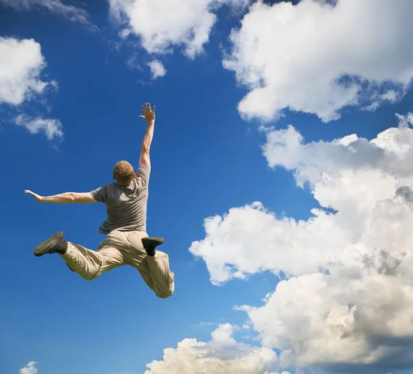 男は空へジャンプします。. — ストック写真