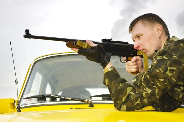 Sniper in camouflage on car — Stockfoto