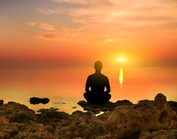 Силуэт медитации — стоковое фото