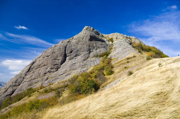 Mountain hill under blue sky. — Stock Photo, Image