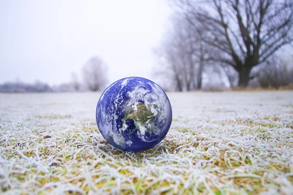 Le globe sur l'herbe gelée — Photo