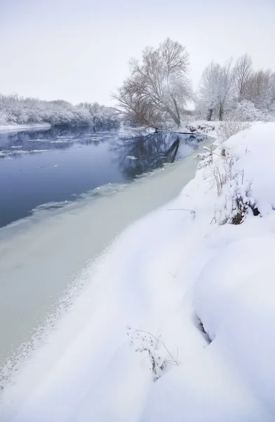 Замерзла річка — стокове фото