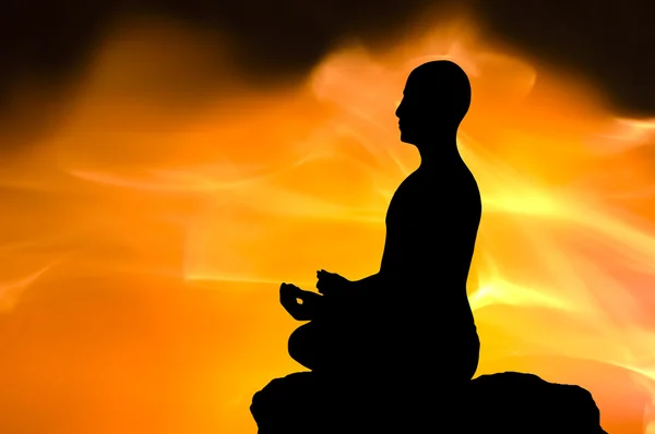 Sziluettje a meditáló személyt — Stock Fotó