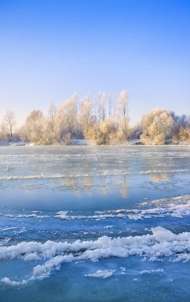 Холодная река — стоковое фото
