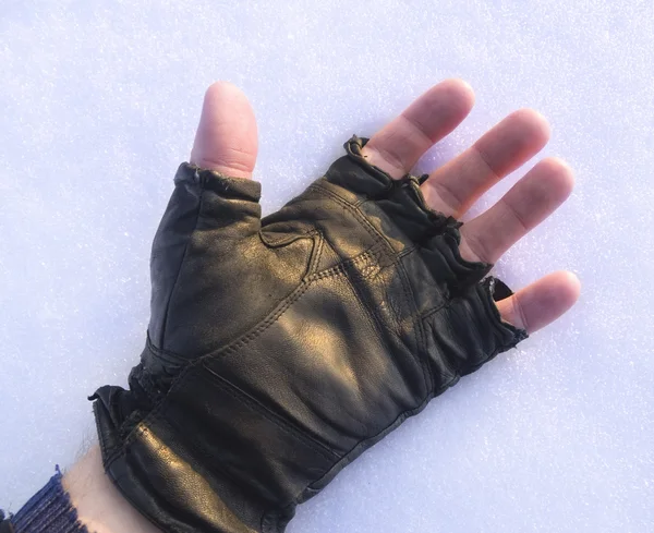 Menselijke hand in de sneeuw. — Stockfoto