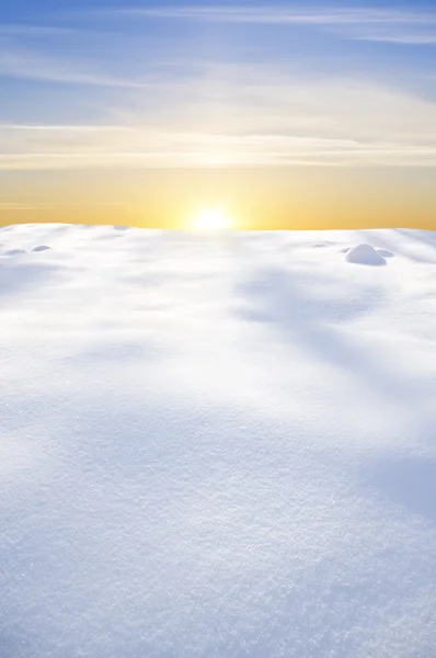 Sneeuwveld op zonsondergang — Stockfoto