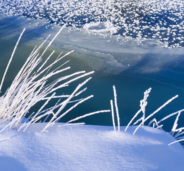 Zamrzlou řeku — Stock fotografie