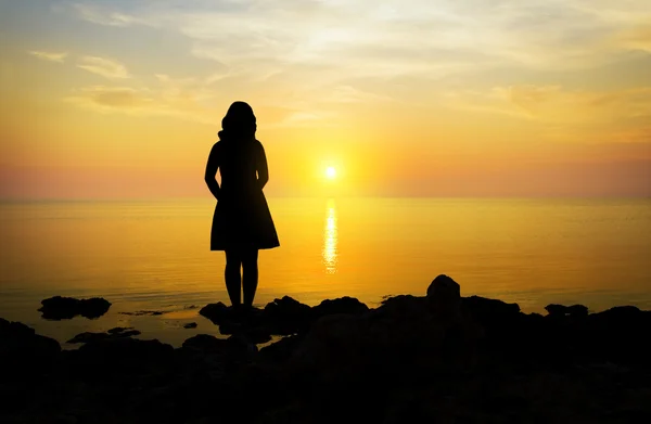 Woman standing on a sea coast — Stock Photo, Image