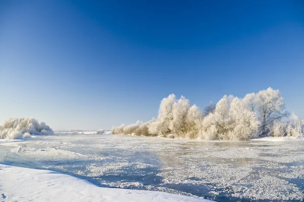 寒冷的冬天河 — 图库照片